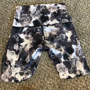 Lululemon RARE white/black rose print Sz 6
